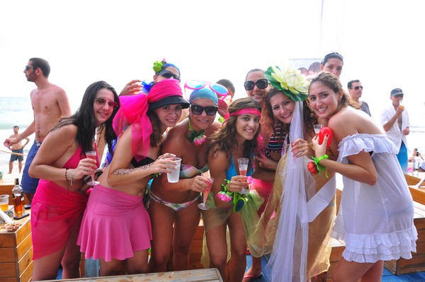 Champagne Showers @ Edde Sands